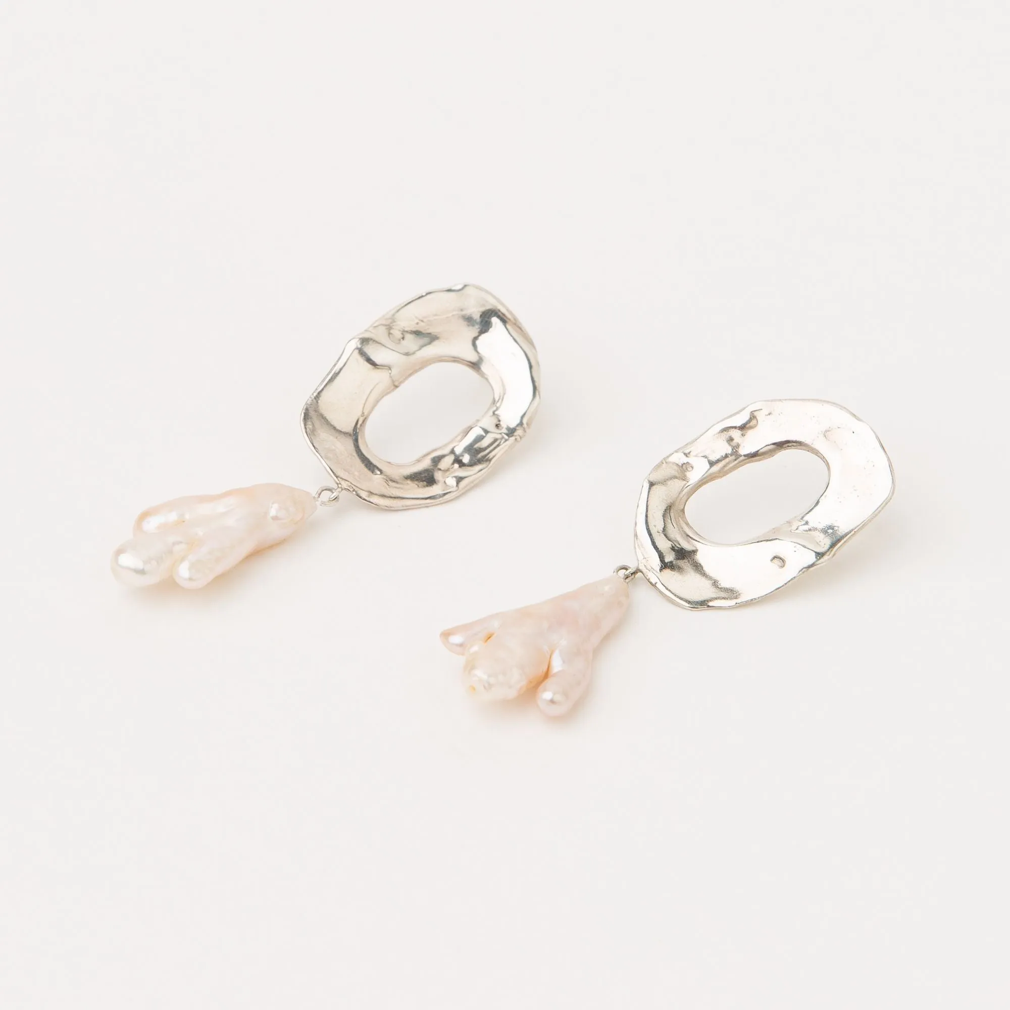 Agua Silver Earrings w. Biwa Pearls
