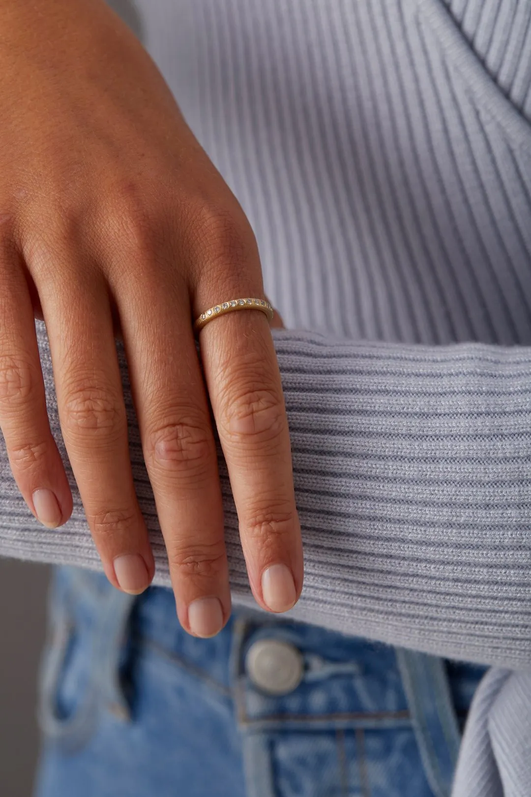 Curve 18K Gold Ring w. 16 Diamonds