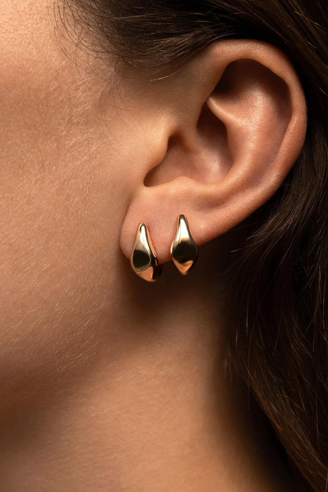Curve Polished 18K Gold Huggies