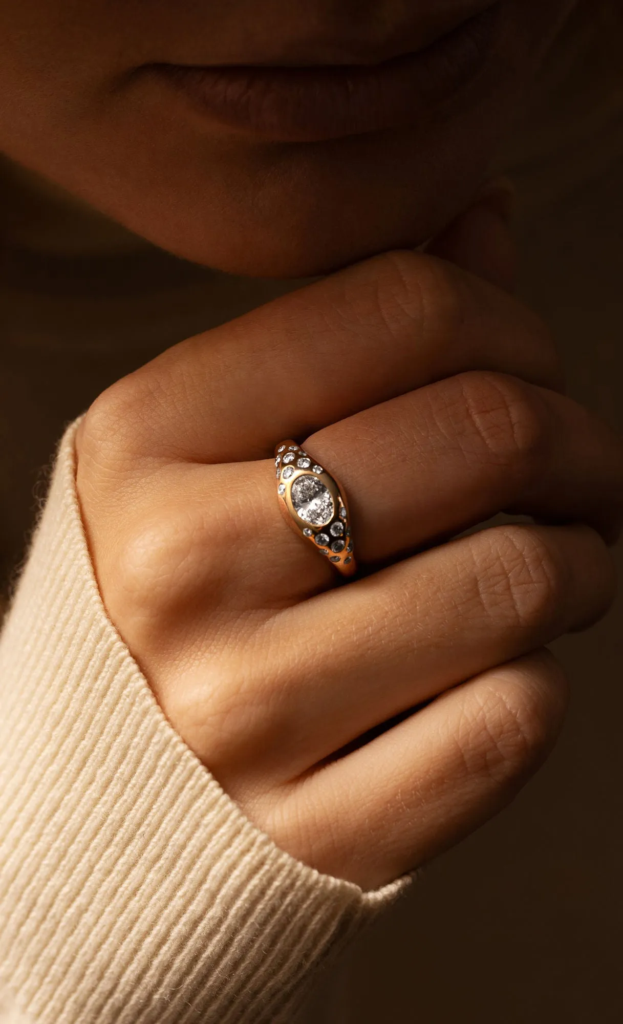Curve Scattered Signet 18K Whitegold Ring w. Diamonds