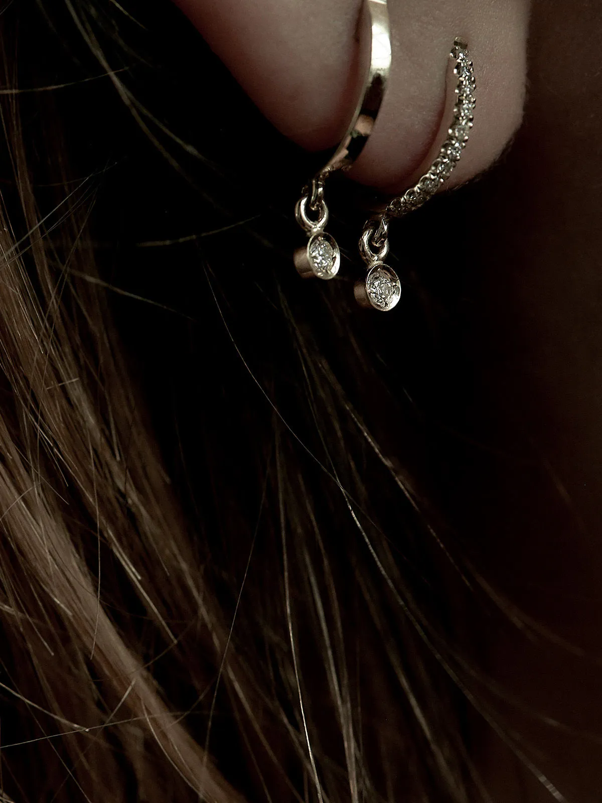 Drop 0.08 14K Gold, Whitegold or Rosegold Huggie w. Diamond