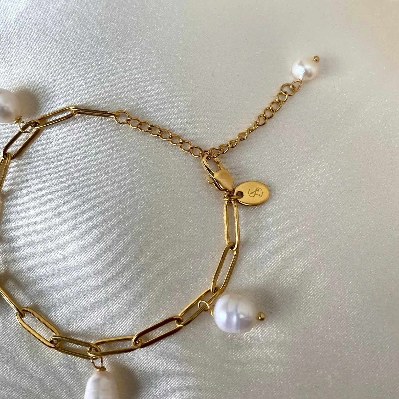 Drop 18K Gold Plated Bracelet w. Pearls