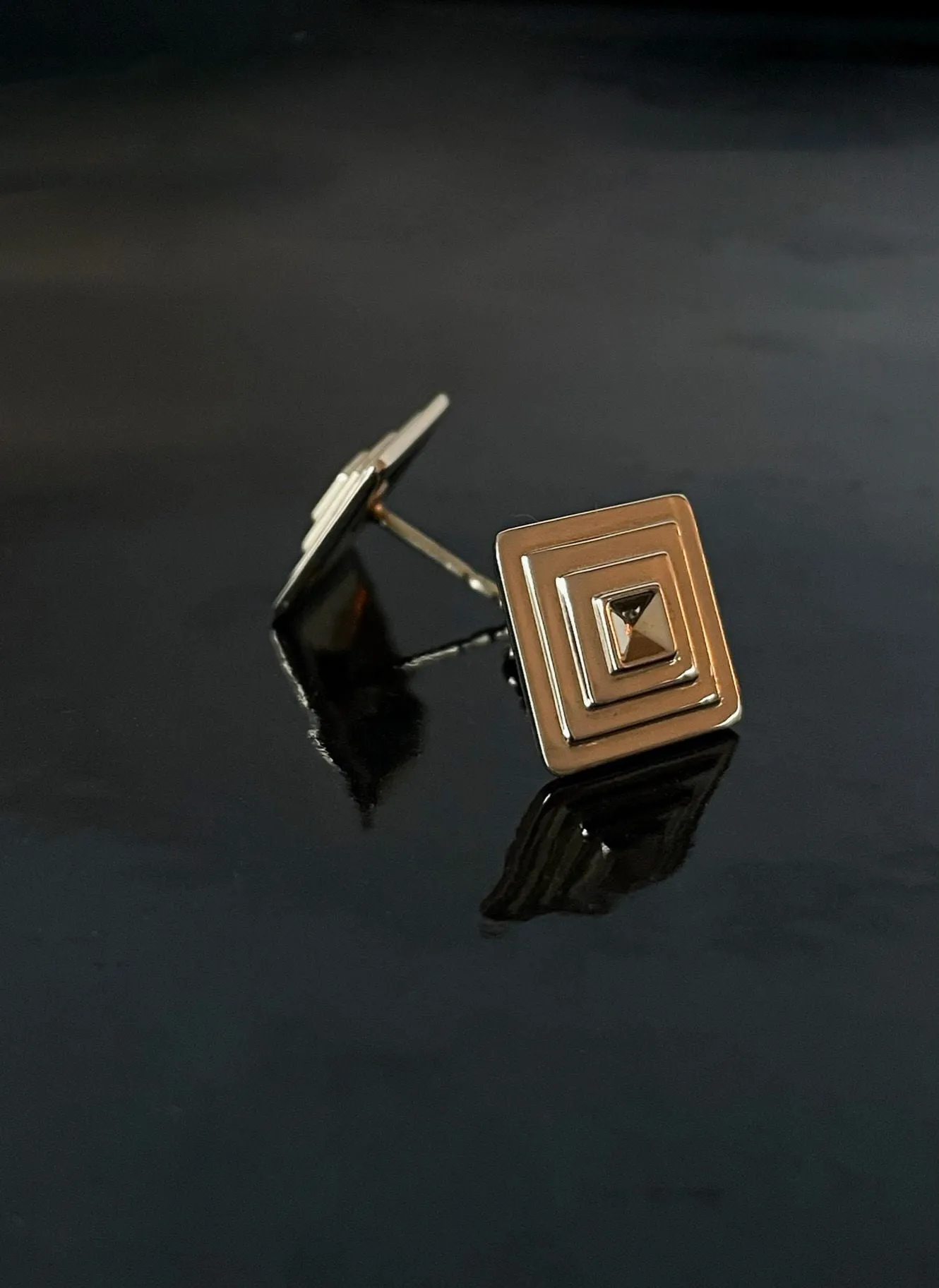 Louvre 10K Gold Stud