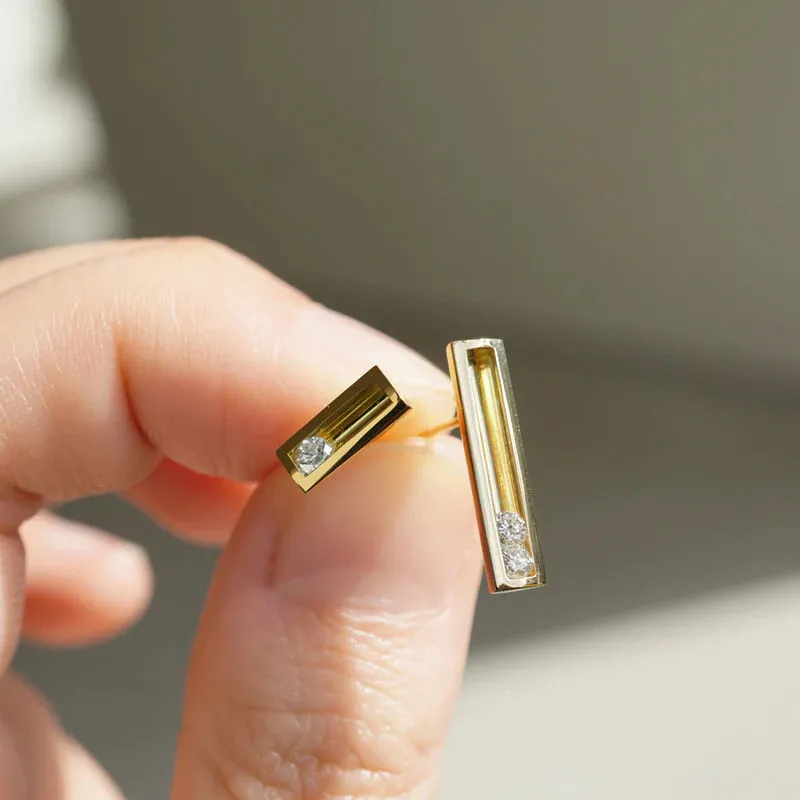 Moving M 18K Gold Earring w. Diamonds
