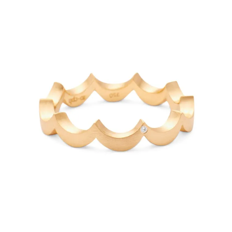 Royal 18K Gold Ring w. Diamond