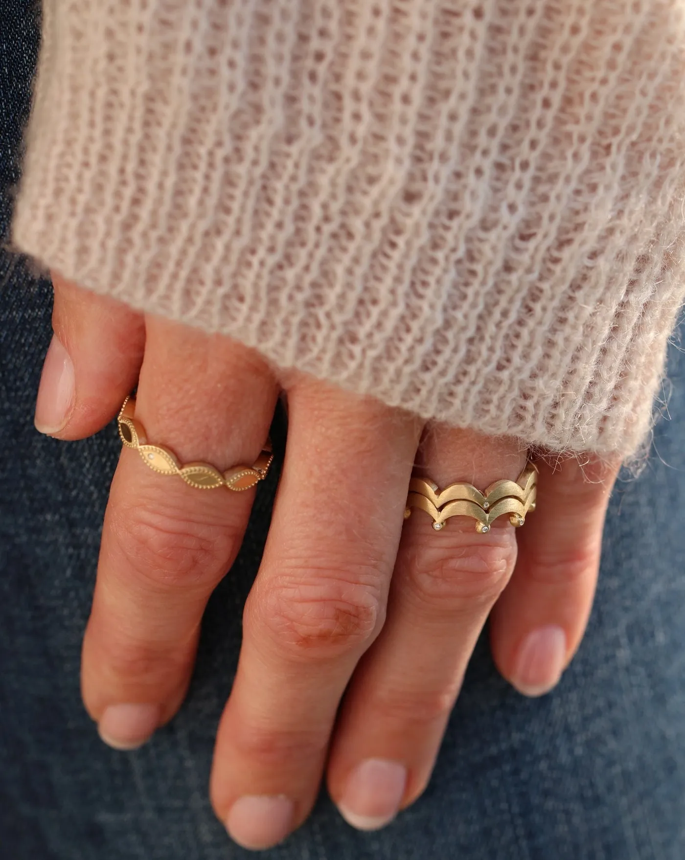 Royal 18K Gold Ring w. Diamond