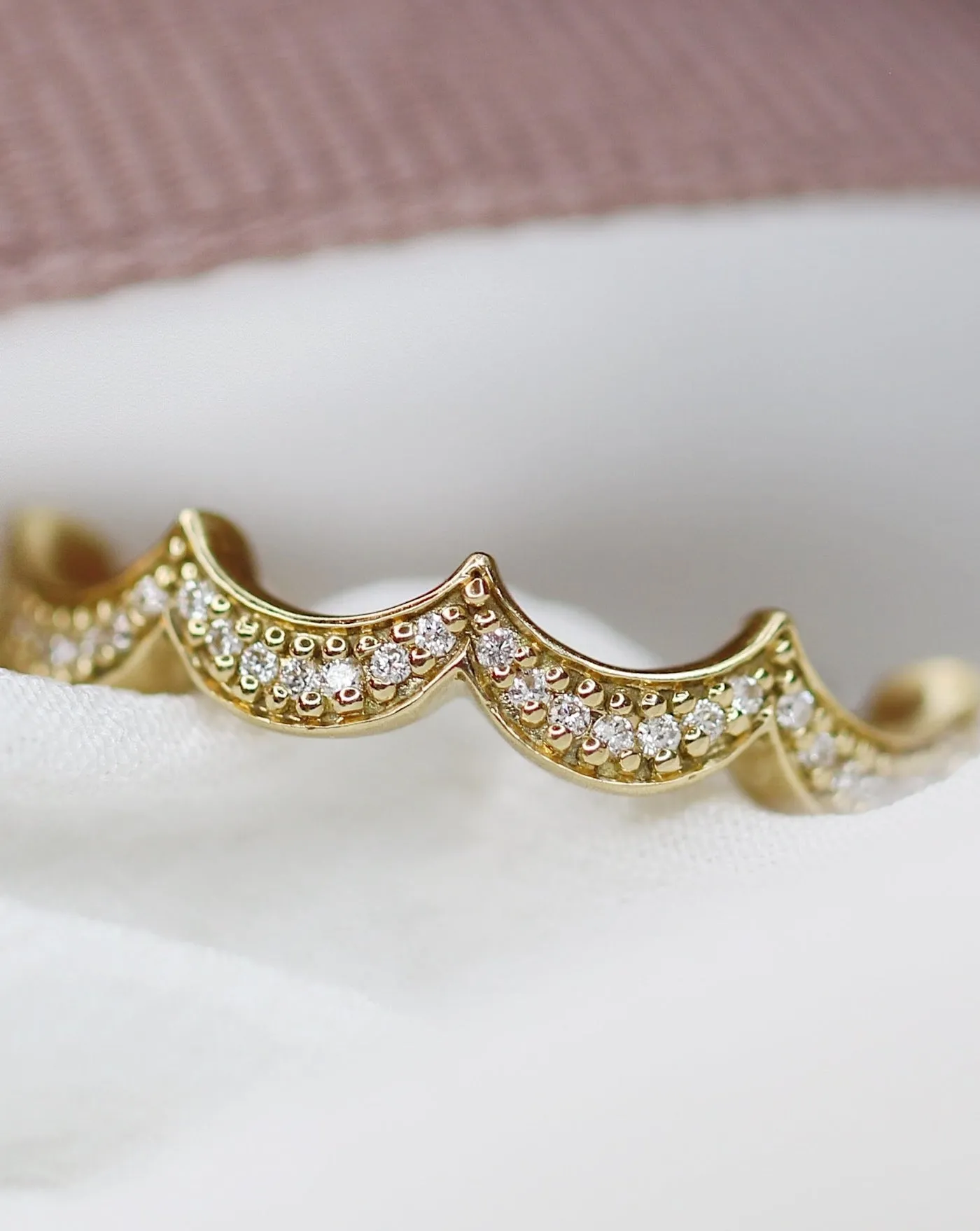 Royal 18K Gold Ring w. Diamonds