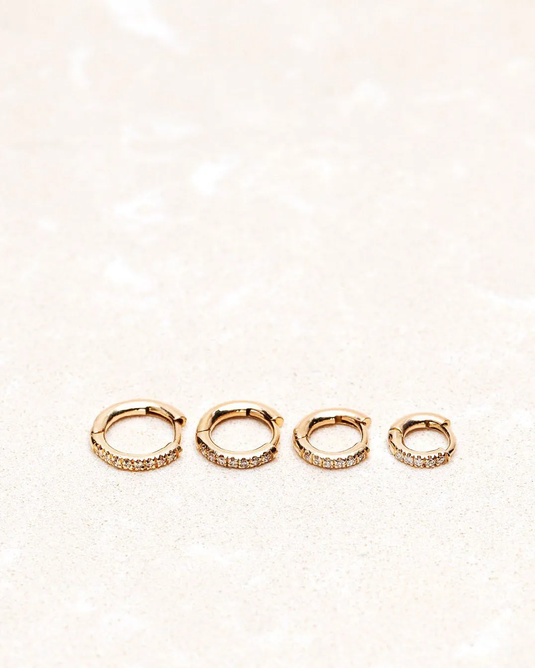 Signature 5mm 18K Gold, Whitegold or Rosegold Huggie w. Diamonds