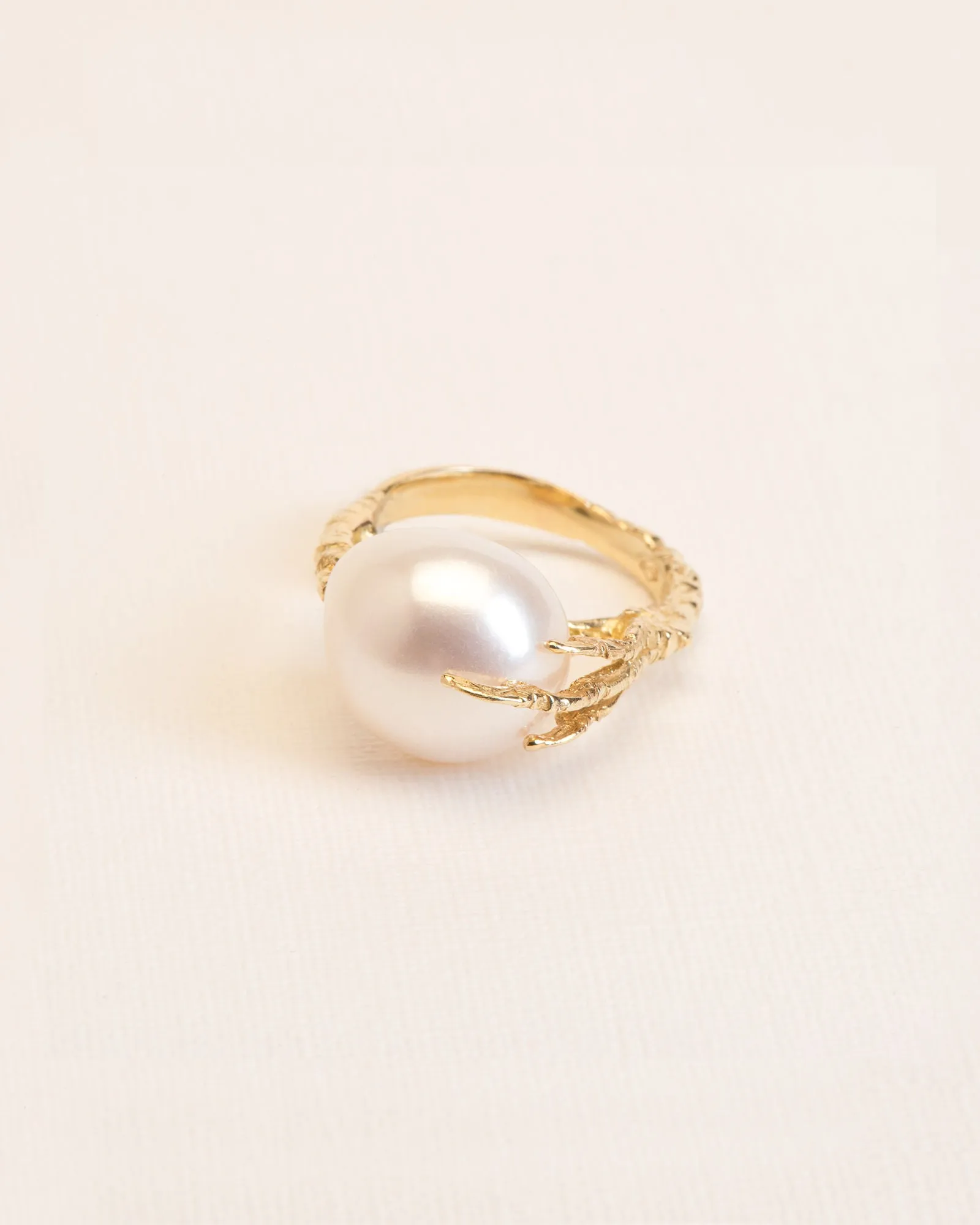 Signature grigri 18K Gold Ring w. Pearl