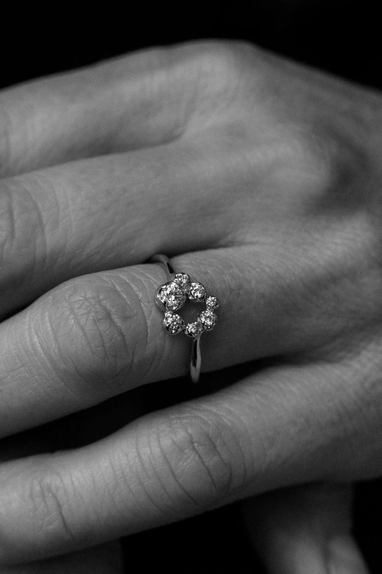 Small Circle Nr. 01 18K Gold, Whitegold or Rosegold Ring w. Diamonds