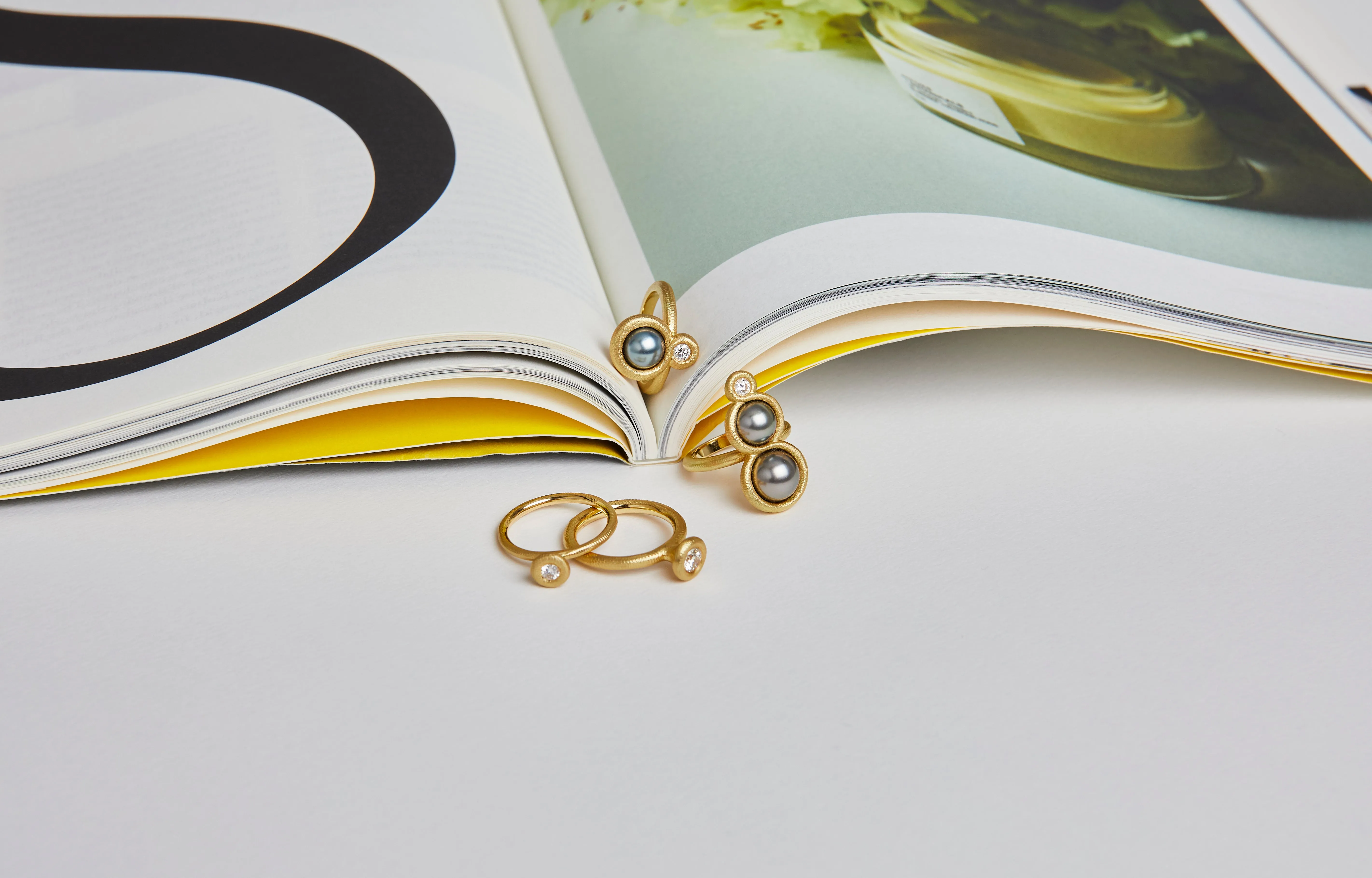 Small Glory 18K Gold Ring w. Diamond & Pearl