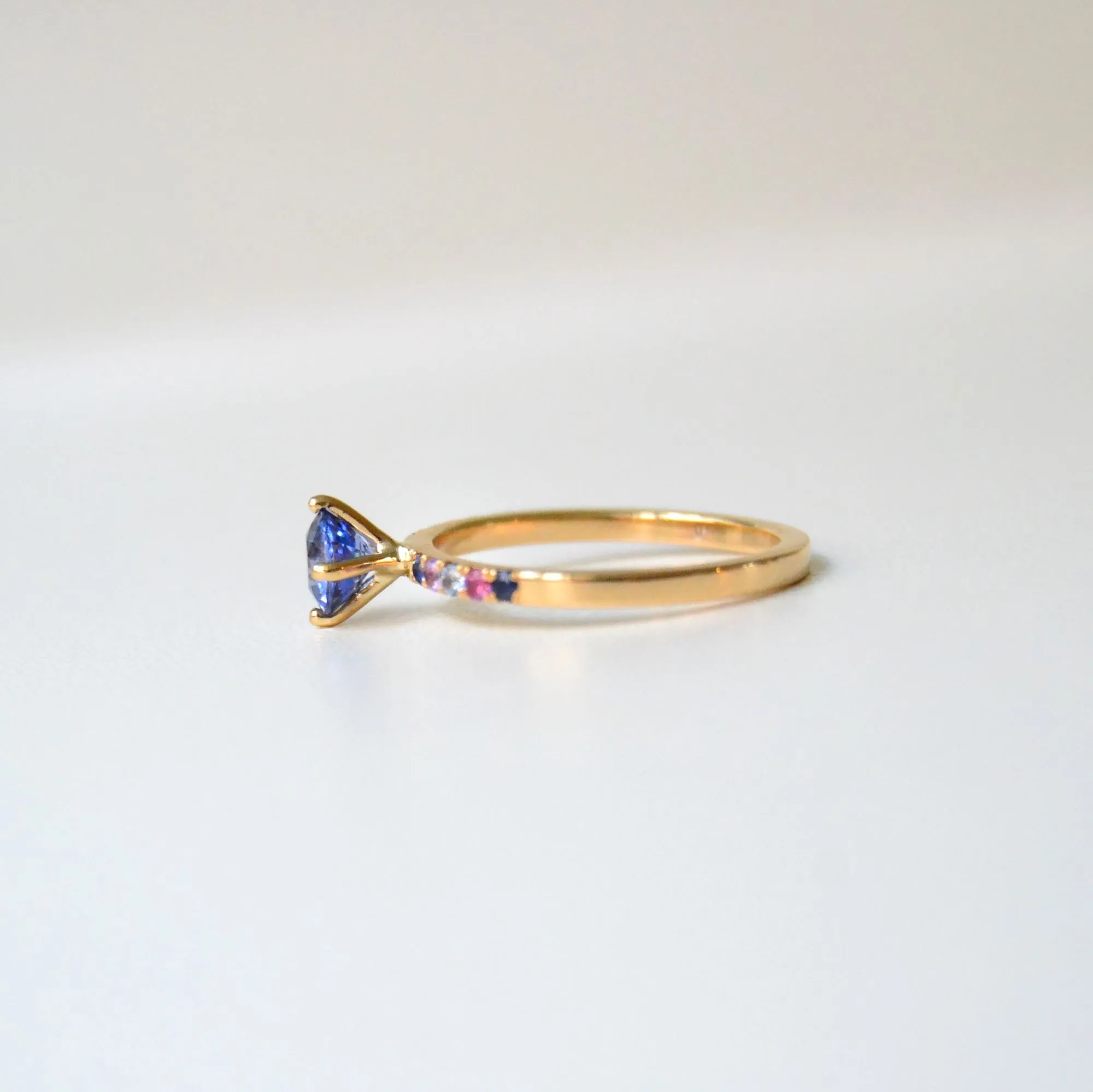 SOLD OUT Monara Nil 18K Gold Ring w. Sapphires