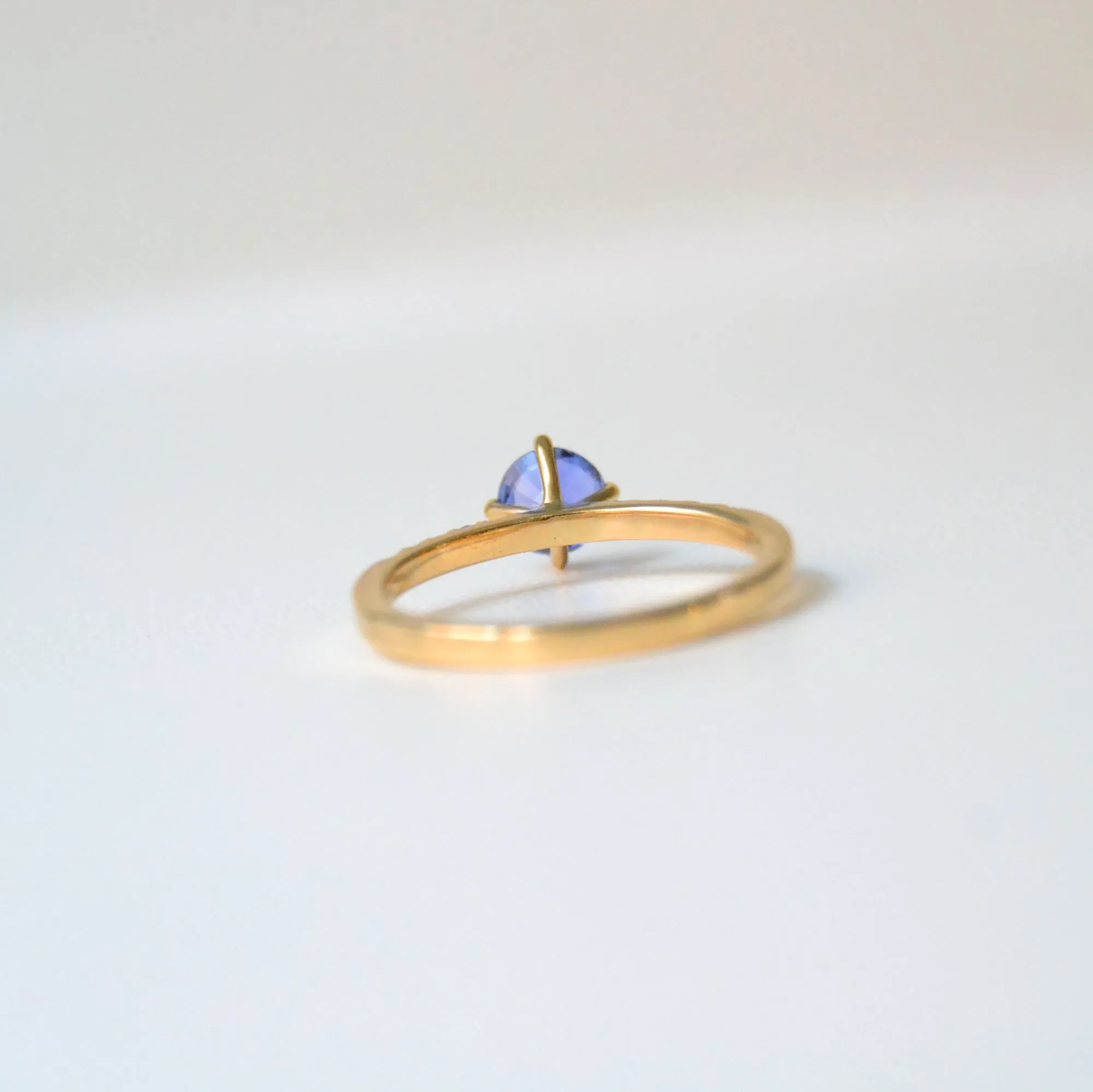 SOLD OUT Monara Nil 18K Gold Ring w. Sapphires