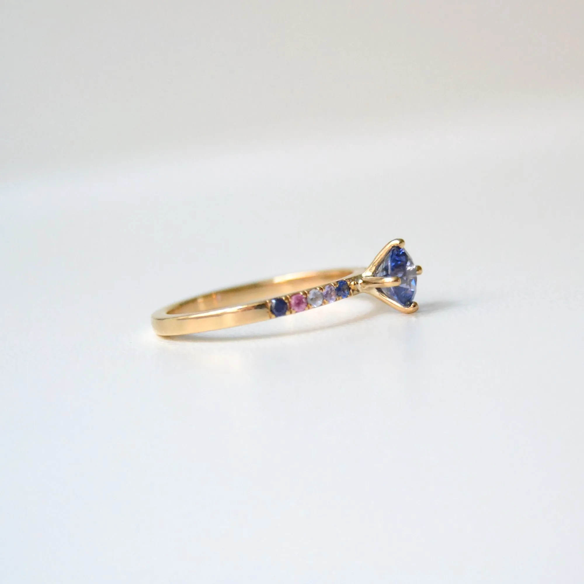 SOLD OUT Monara Nil 18K Gold Ring w. Sapphires
