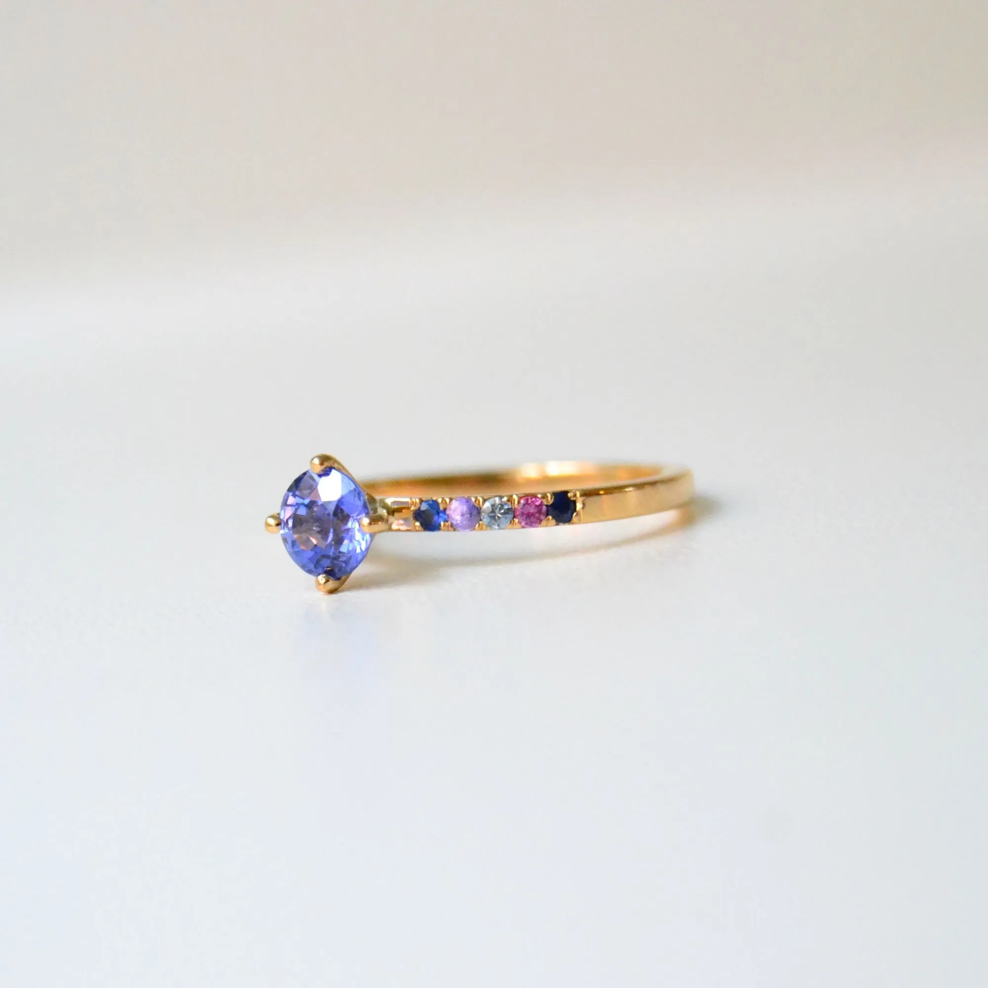 SOLD OUT Monara Nil 18K Gold Ring w. Sapphires