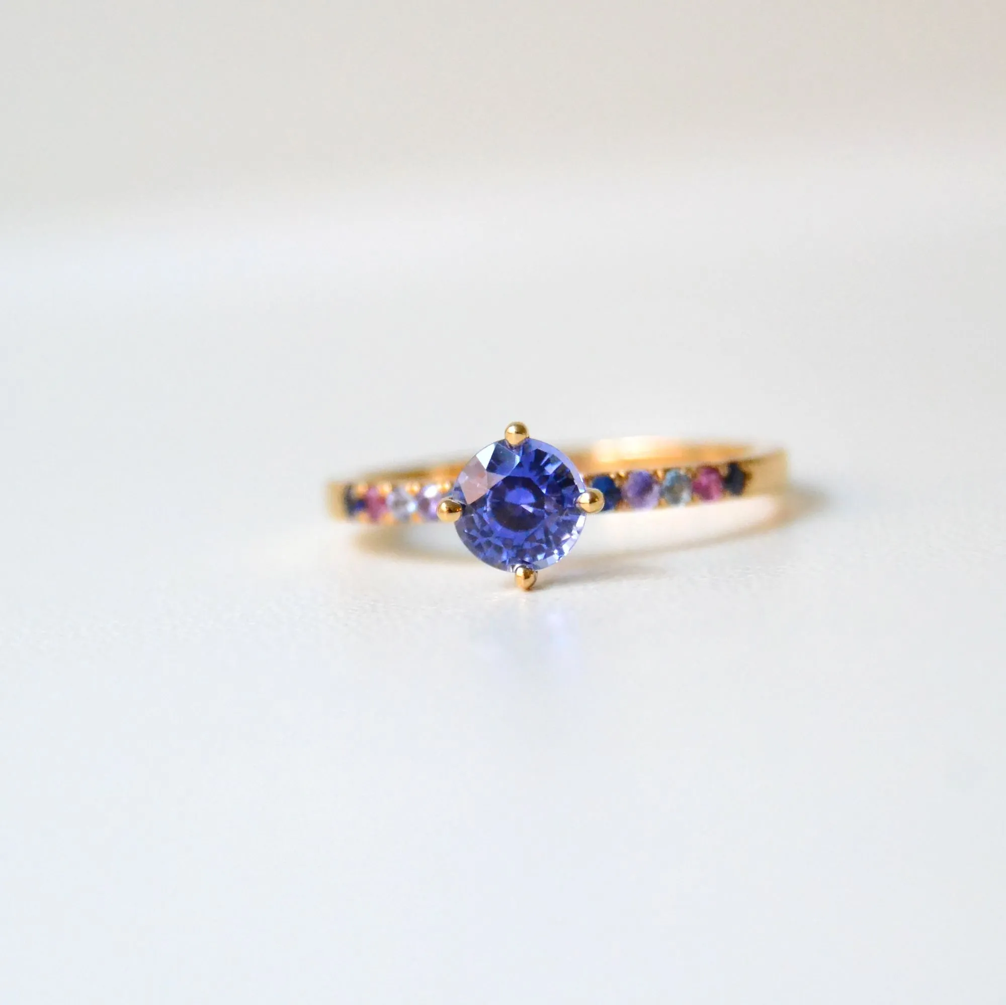 SOLD OUT Monara Nil 18K Gold Ring w. Sapphires