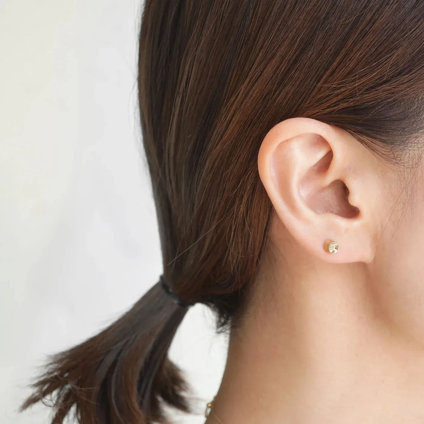 Spot Single 18K & 10K Earring w. 2,5mm Moonstone