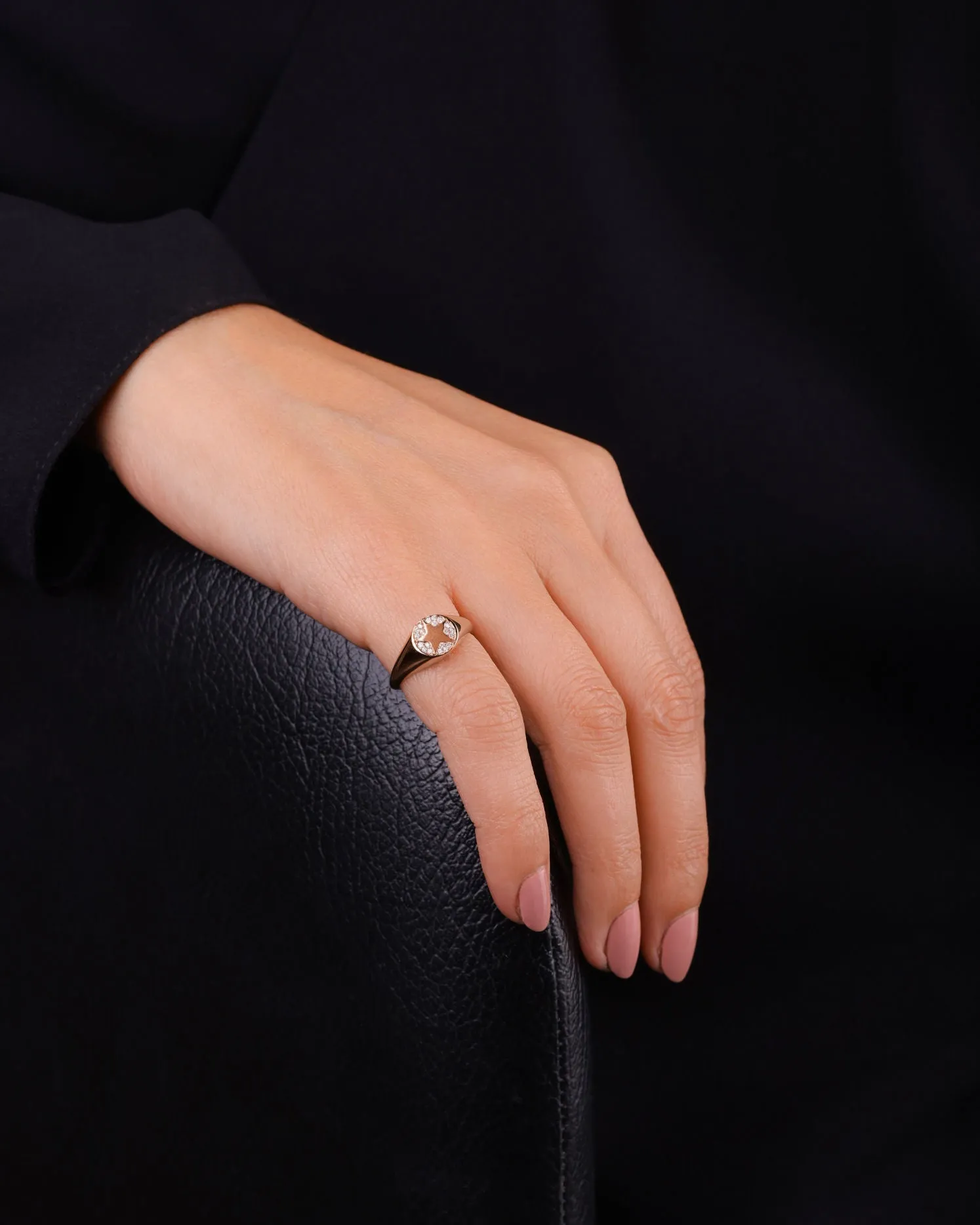 Star Centered Signet 18K Gold, Whitegold or Rosegold Ring w. Diamonds