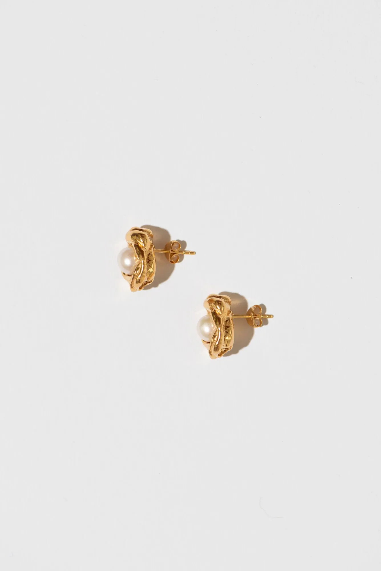 The Dot Gold Plated Studs w. Pearls