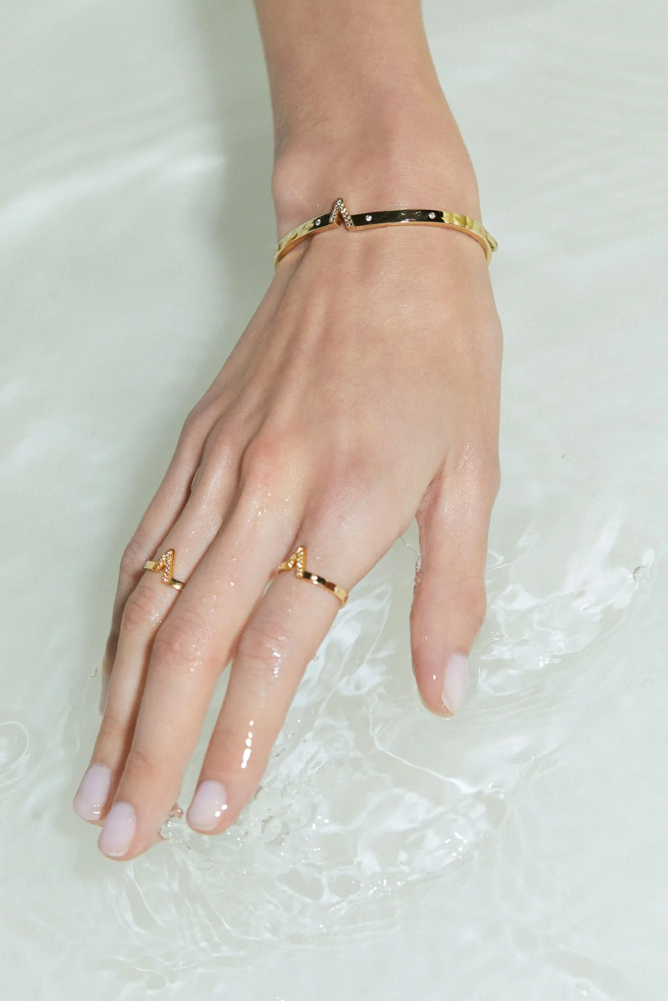 V Pave 18K Whitegold Bracelet w. Lab-Grown Diamonds